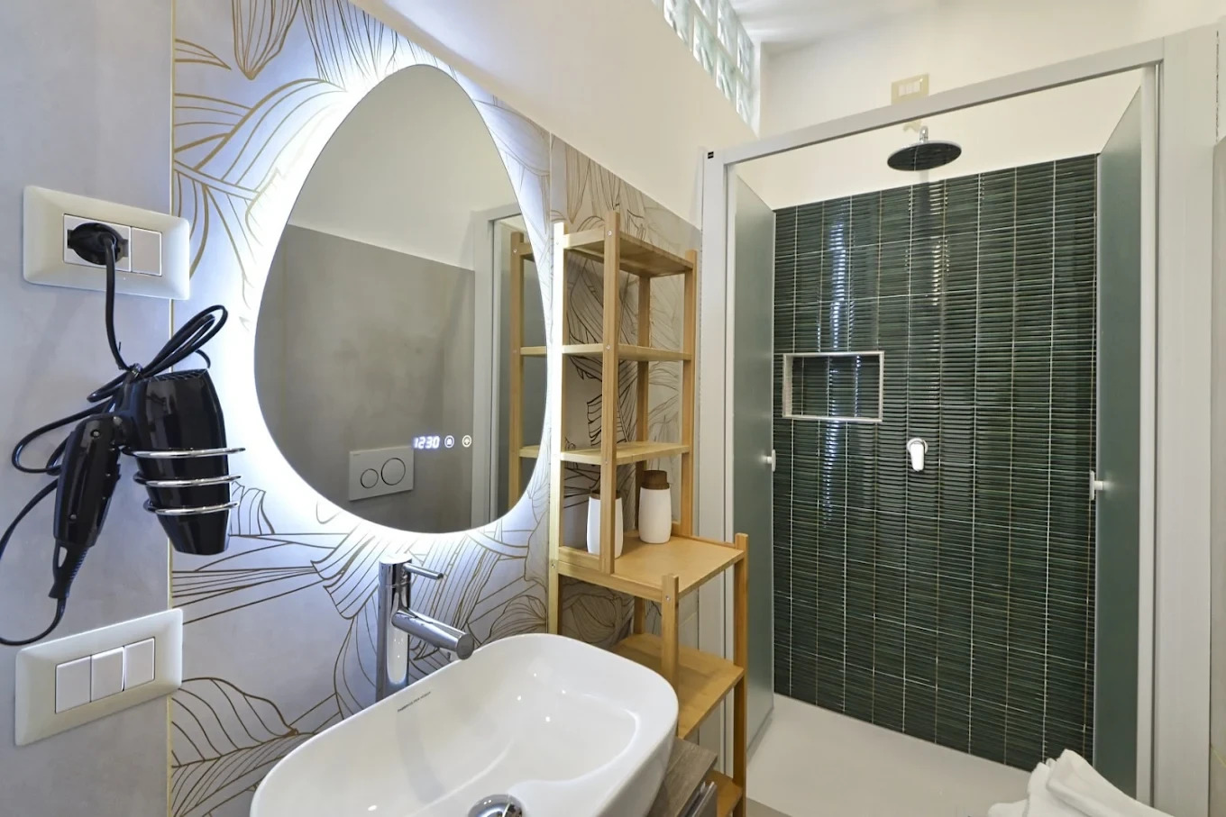 Bagno moderno con lavabo nero e doccia