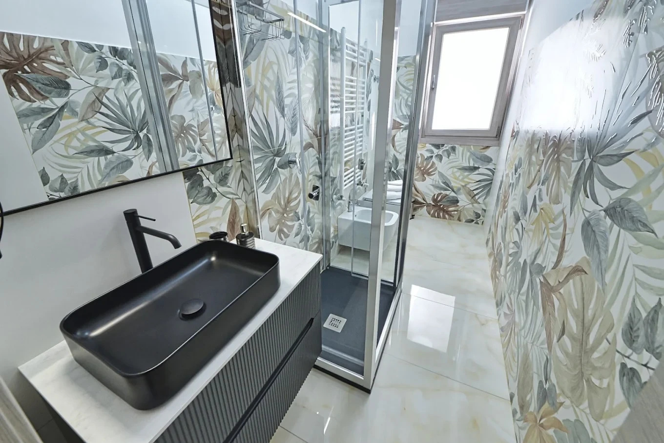 Bagno con doccia walk-in e specchio LED